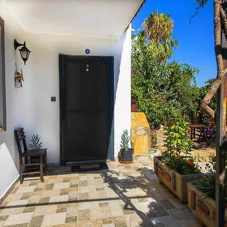 Colorful House With Garden In The Heart Of Turkbuku 博德鲁姆