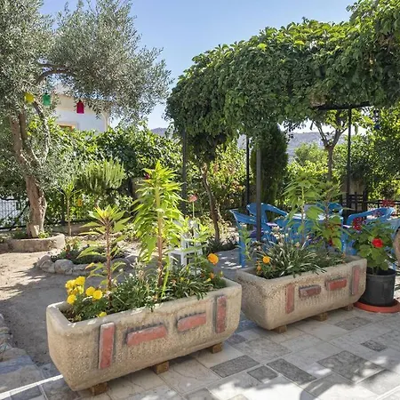 Apartment Colorful House With Garden In The Heart Of Turkbuku